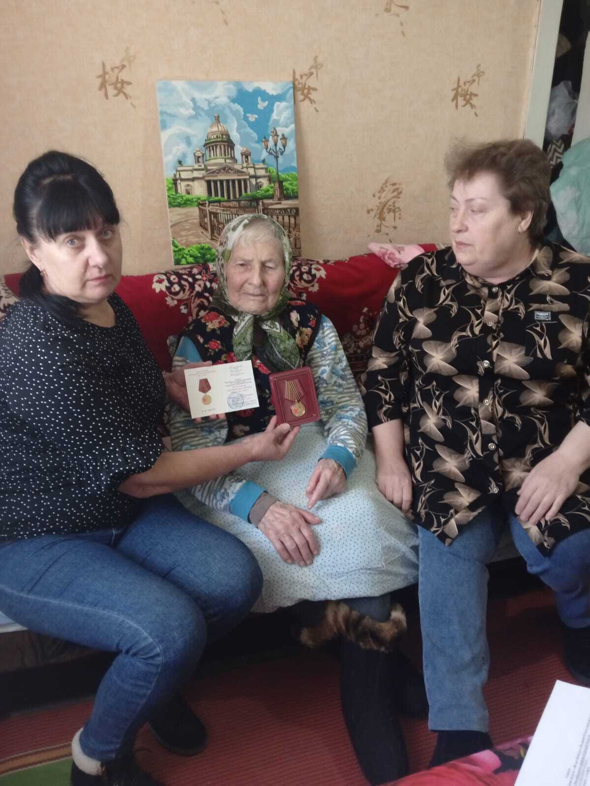 Глава Плотавского сельсовета Людмила Ельникова с сотрудниками навестили и поздравили тружениц тыла.