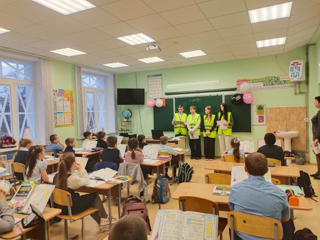 юные инспектора дорожного движения  МКОУ &quot;Черницынская СОШ&quot;   провели  в начальных классах пятиминутки безопасности.