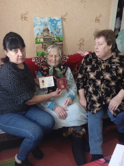Глава Плотавского сельсовета Людмила Ельникова с сотрудниками навестили и поздравили тружениц тыла. Глава Плотавского сельсовета Людмила Ельникова с сотрудниками навестили и поздравили тружениц тыла.